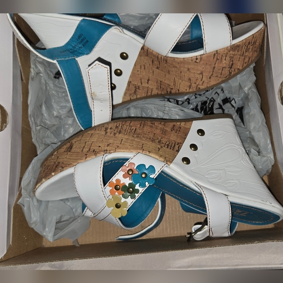 3 sandals 7 / 71/2 lot - Picture 2 of 4